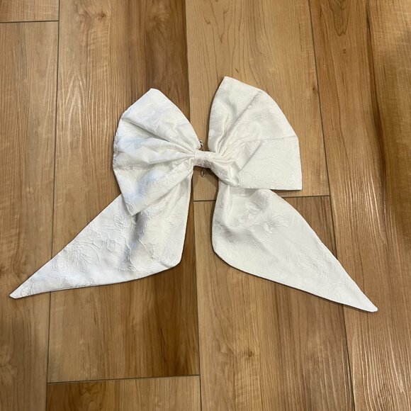 Short White Jacquard Satin Dress with Bow - Size 6 - Picture 8 of 10